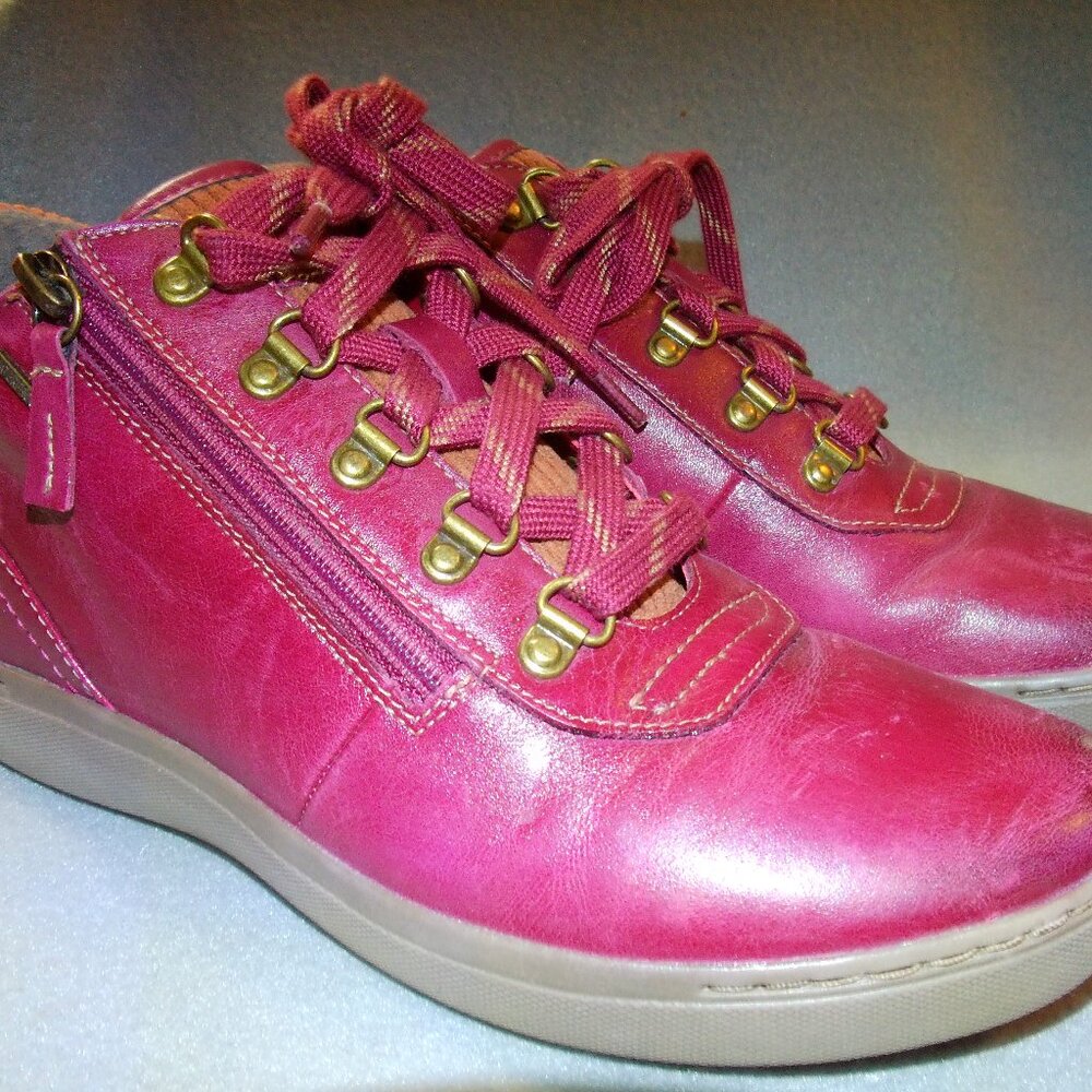 Women's Clarks Waterproof Hiking Boot size 7 Cranberry Color